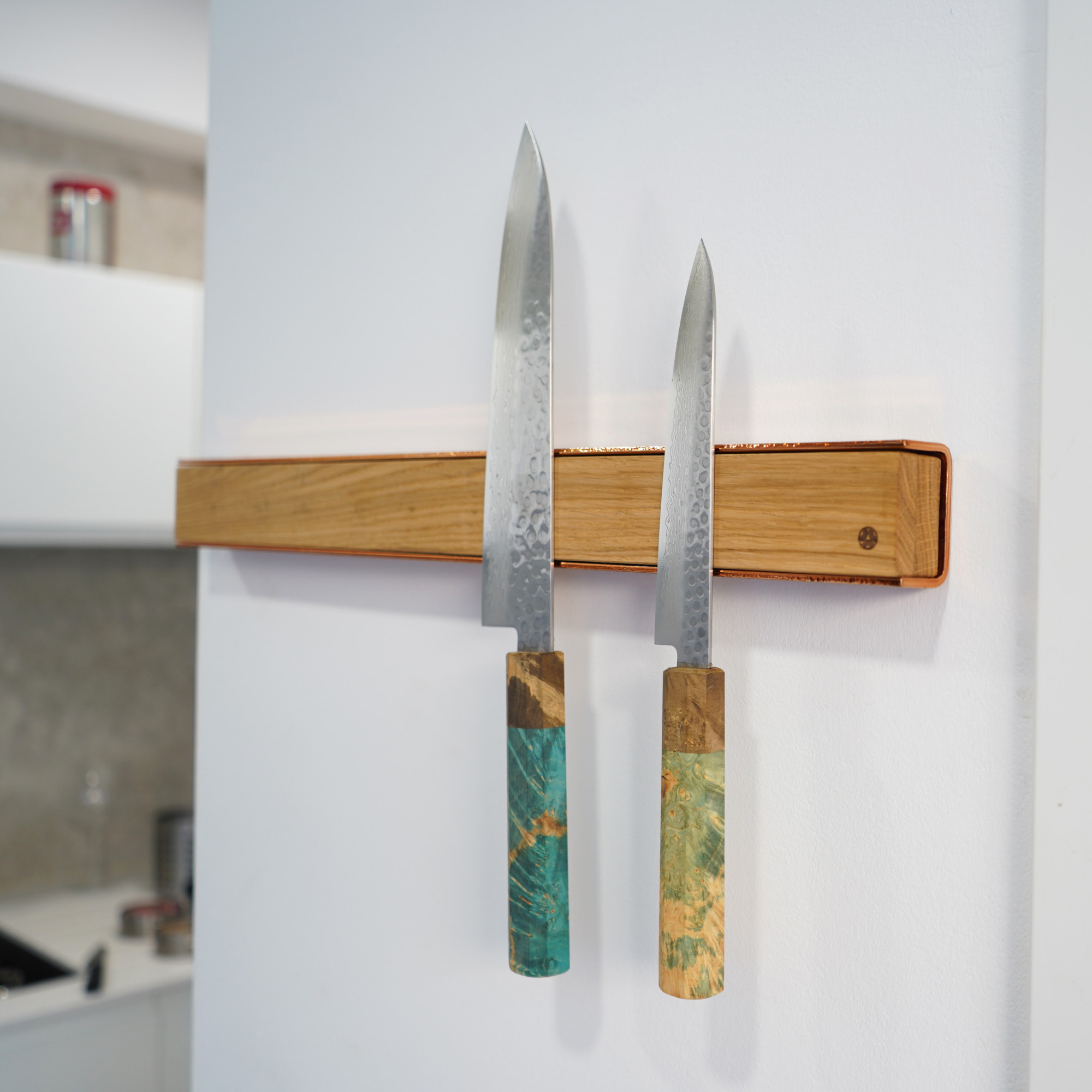 Wandmontierter magnetischer Holz-Messerhalter - Kupfer- mit Sakai Kyuba Petty und Gyuto