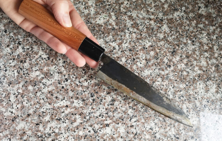 how to clean a rusty kitchen knife and cutlery?