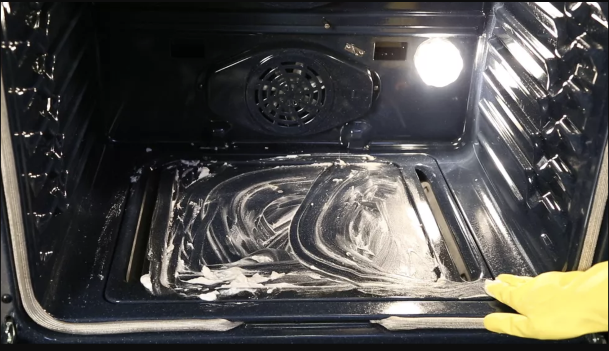 cleaning oven baking soda