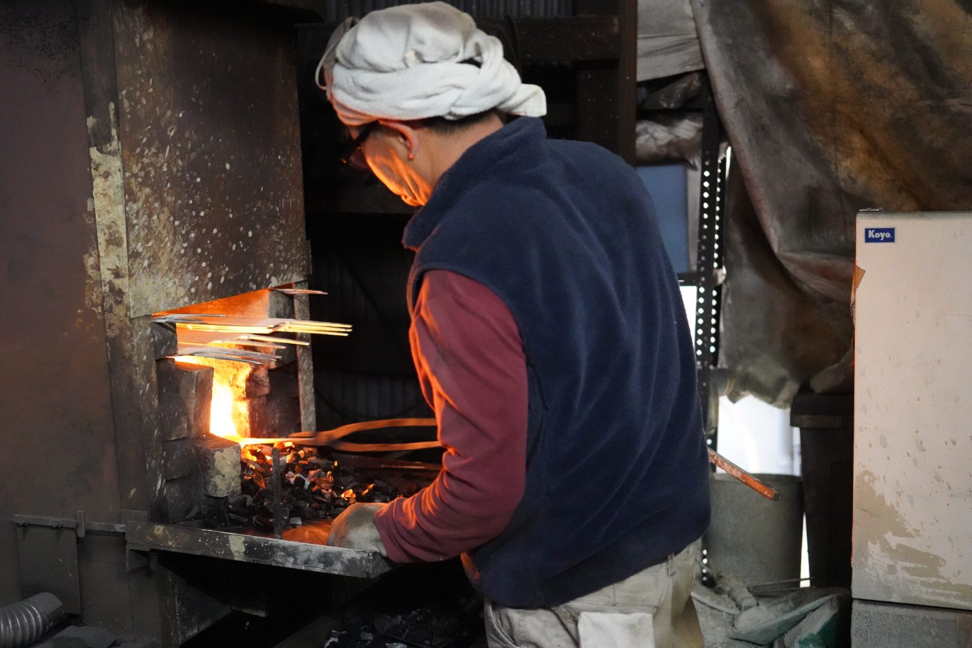 japanese blacksmith forging knives japana