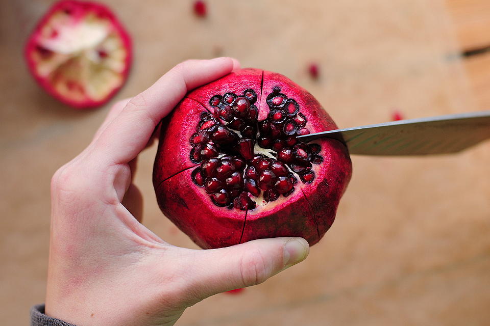how to cut pomegranate japana