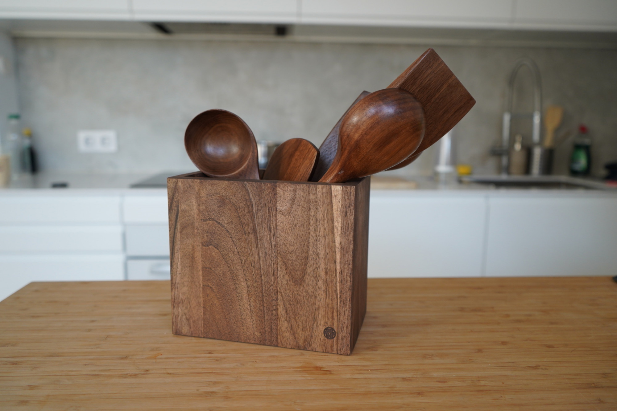 Wooden Kitchen Utensils Holder in Walnut with Wooden Kitchen Utensils Holder in Oak with Dark Walnut Kitchen Utensils 6 Pieces Set