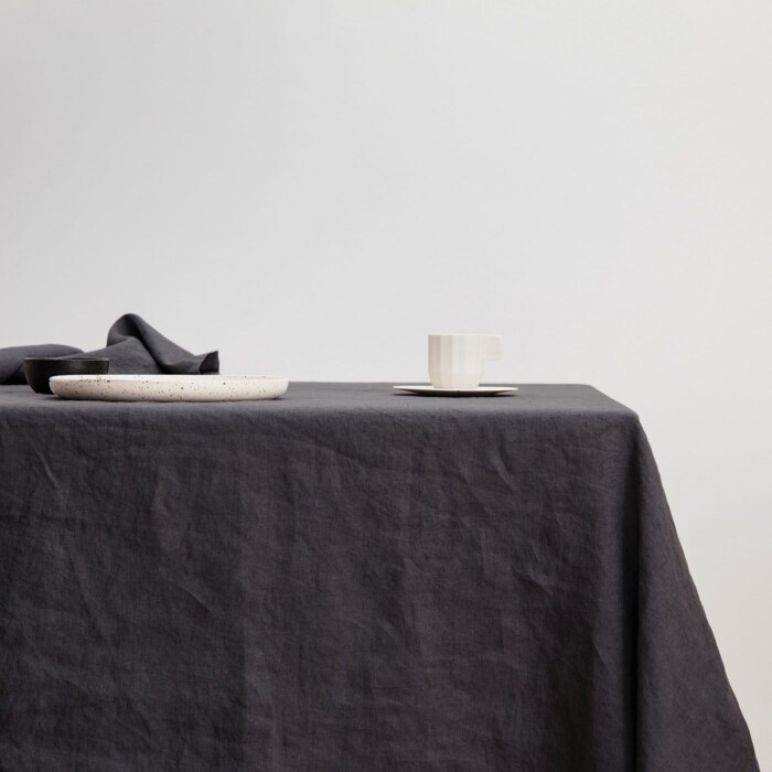 Leinen-Tischdecke Stonewashed off black auf dem gedeckten Tisch