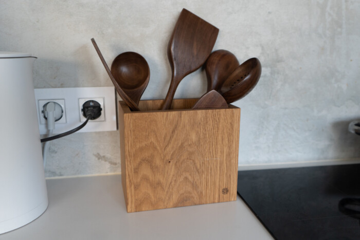 Wooden Kitchen Utensils Holder in Oak with Dark Walnut Kitchen Utensils 6 Pieces Set