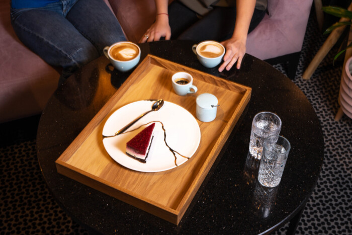 Großes Eichenholz-Kaffeetablett mit Kintsugi-Teller