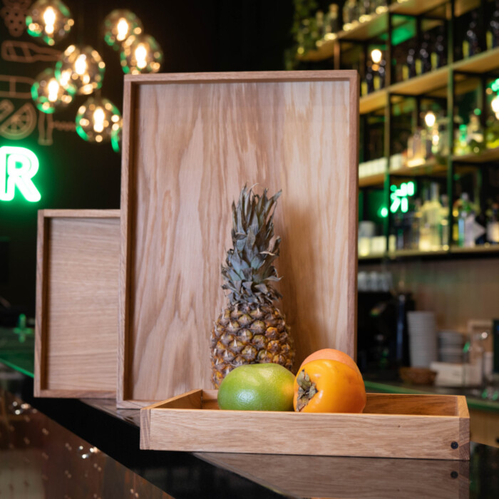 Eichenholztabletts in einer Bar