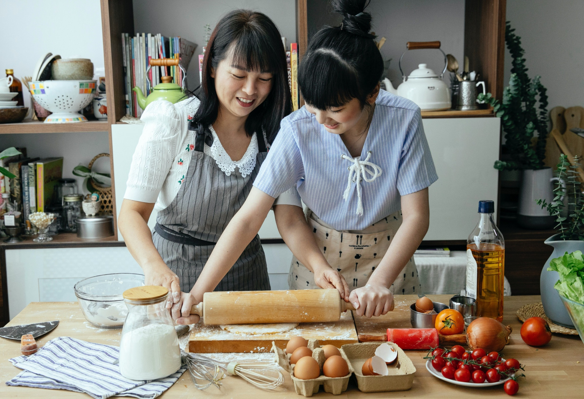 Mutter und Tochter kochen gemeinsam