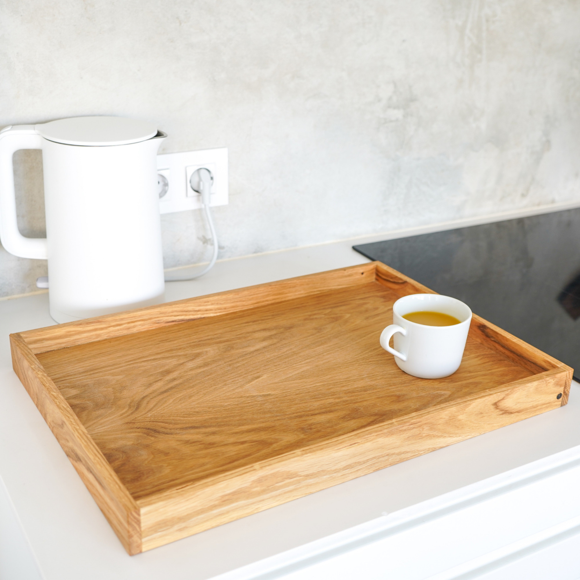 Großes Eichenholz-Tablett auf der Küchenarbeitsplatte