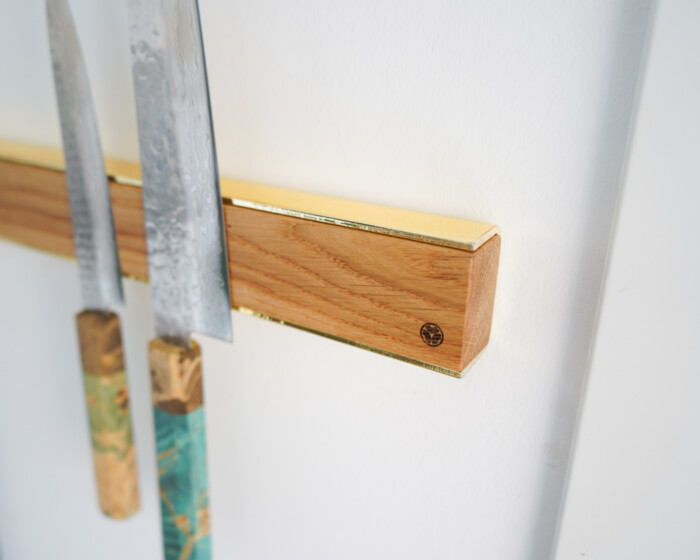 Magnetischer Holz-Messerhalter für die Wandmontage - Eiche-Messing Nahaufnahme