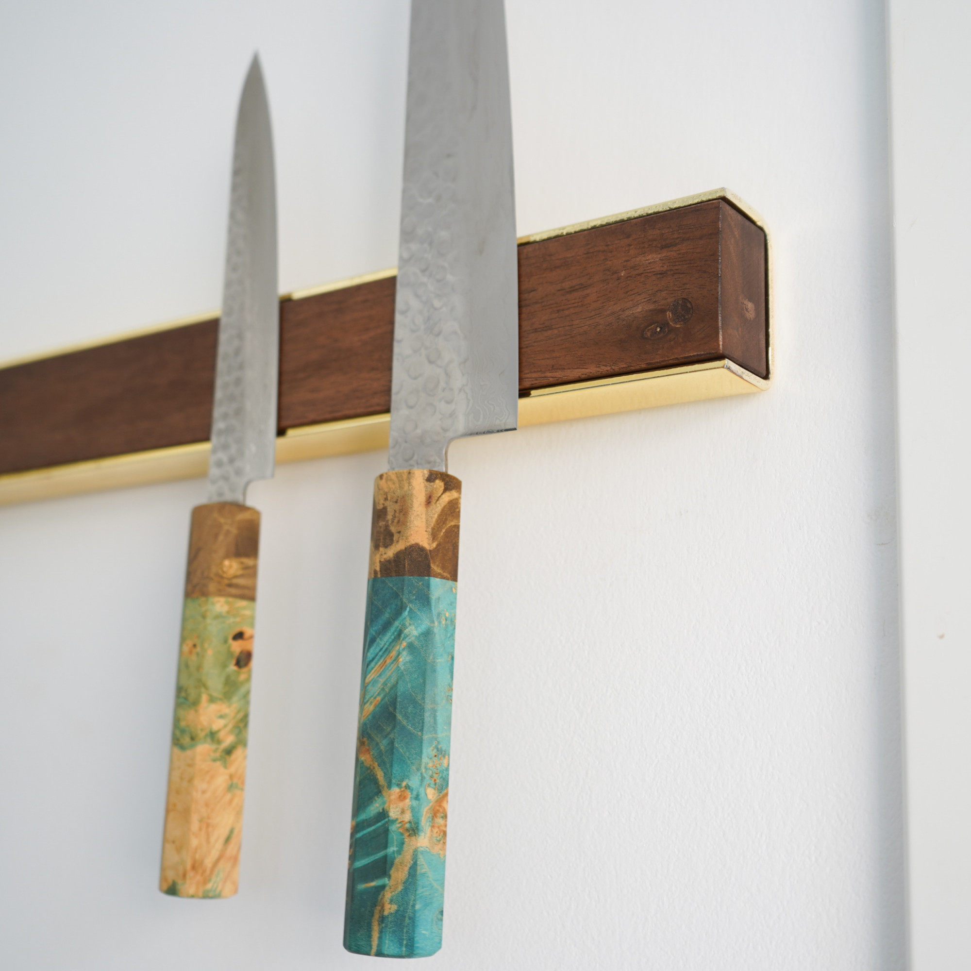 Magnetischer Holz-Messerhalter für die Wandmontage - Walnuss-Messing-Messer