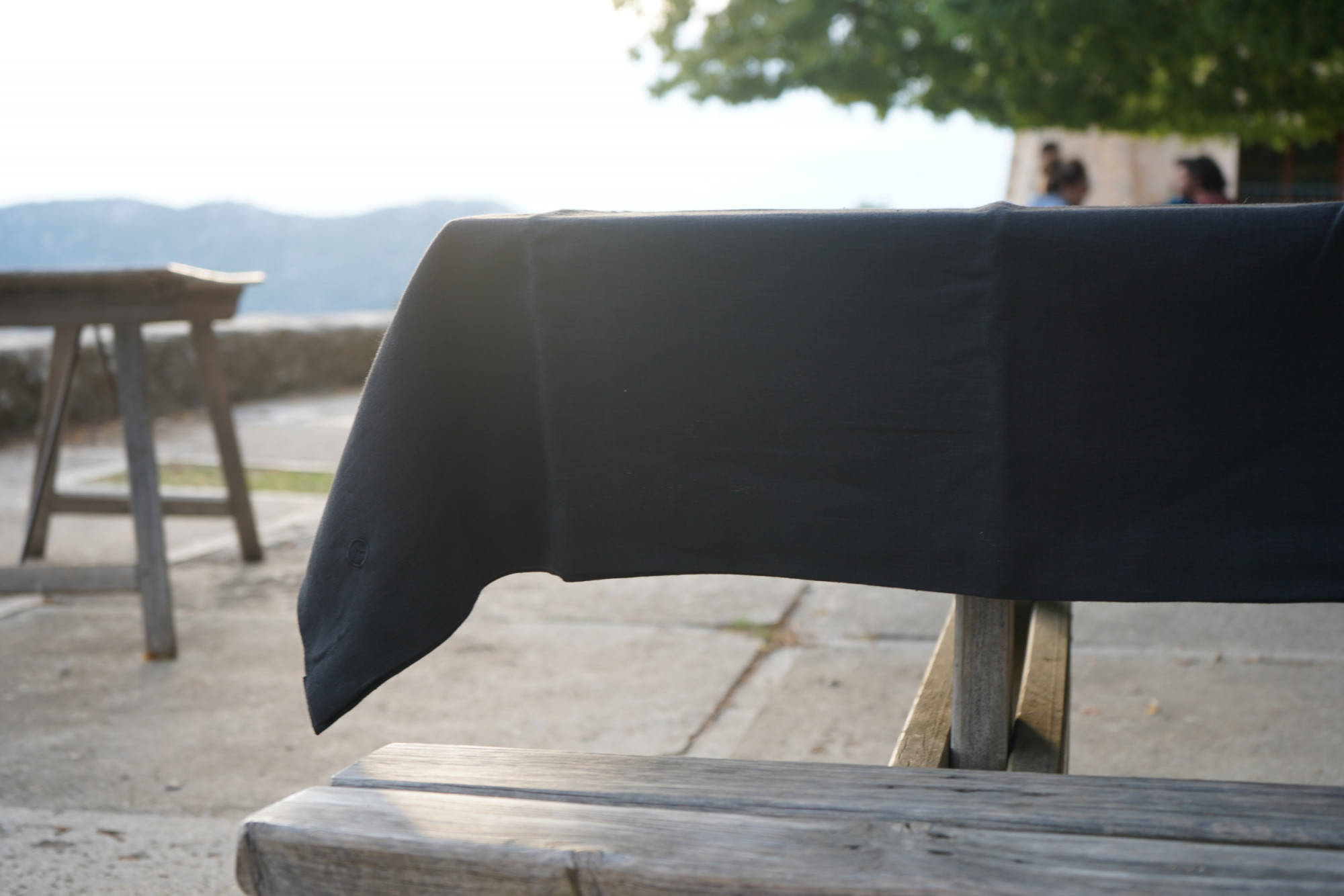 Leinen Tischtuch Stonewashed - Off Black, auf dem Tisch im Freien kamon logo