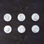 Kintsugi Collection Fine Bone China Porzellan Teetassen (inkl. Teller) - Set von 6- Schwarzer Hintergrund