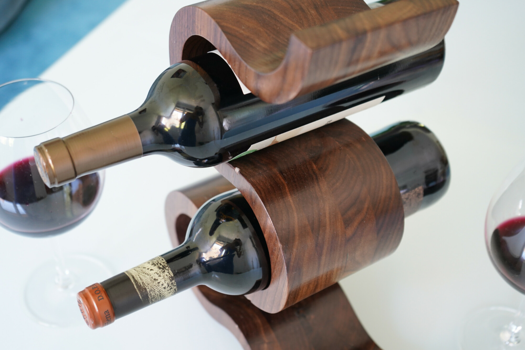 Wooden Wine Rack x 5 Bottles The Wave – Walnut, close-up