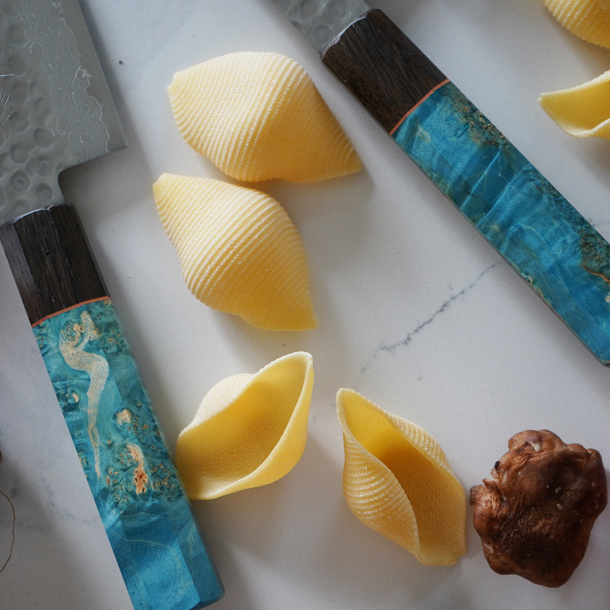 Sakai Kyuba Japanisches Küchenmesser von Oishya: Mediterran Blau